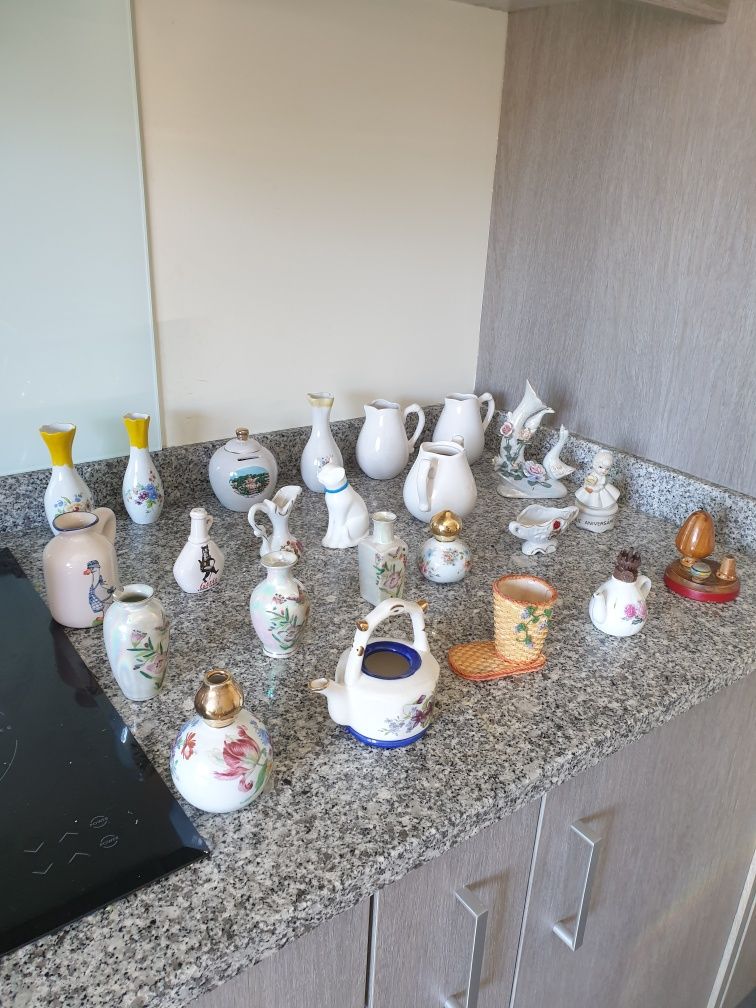 Conjunto de artigos em porcelana