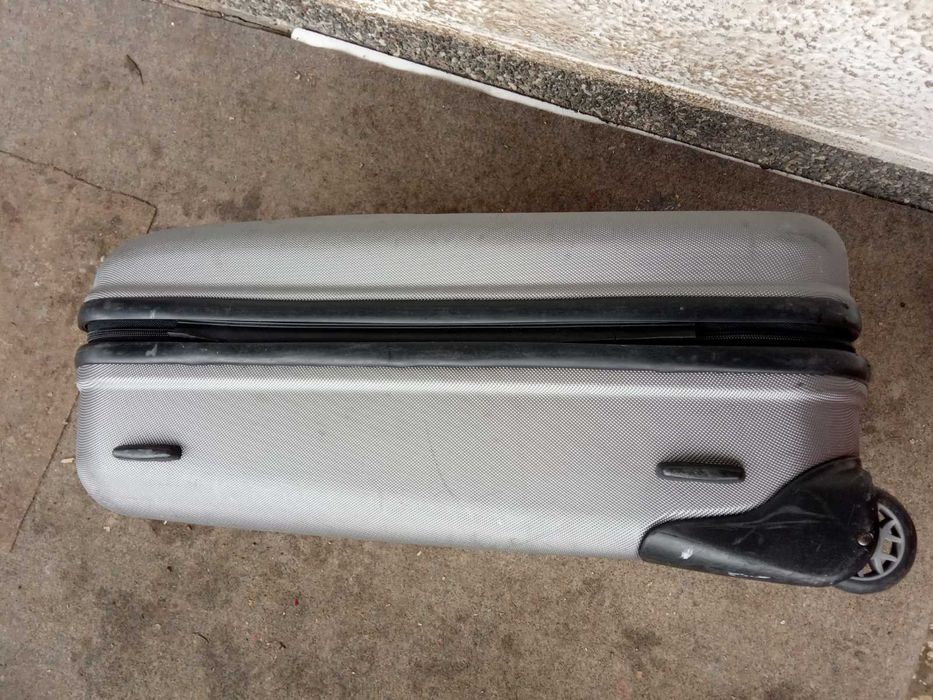 ВалізаПЛАСТИКОВА на колесах. чемодан. 64см