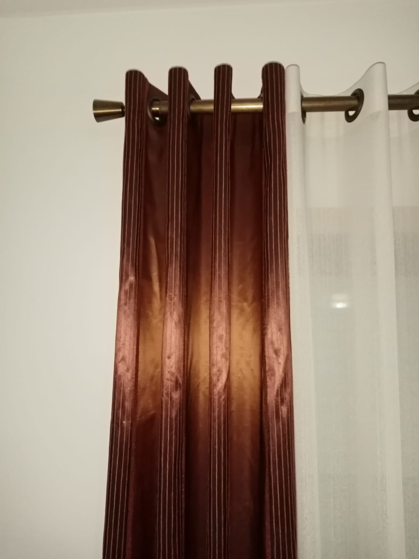 Cortinados com varão e terminais