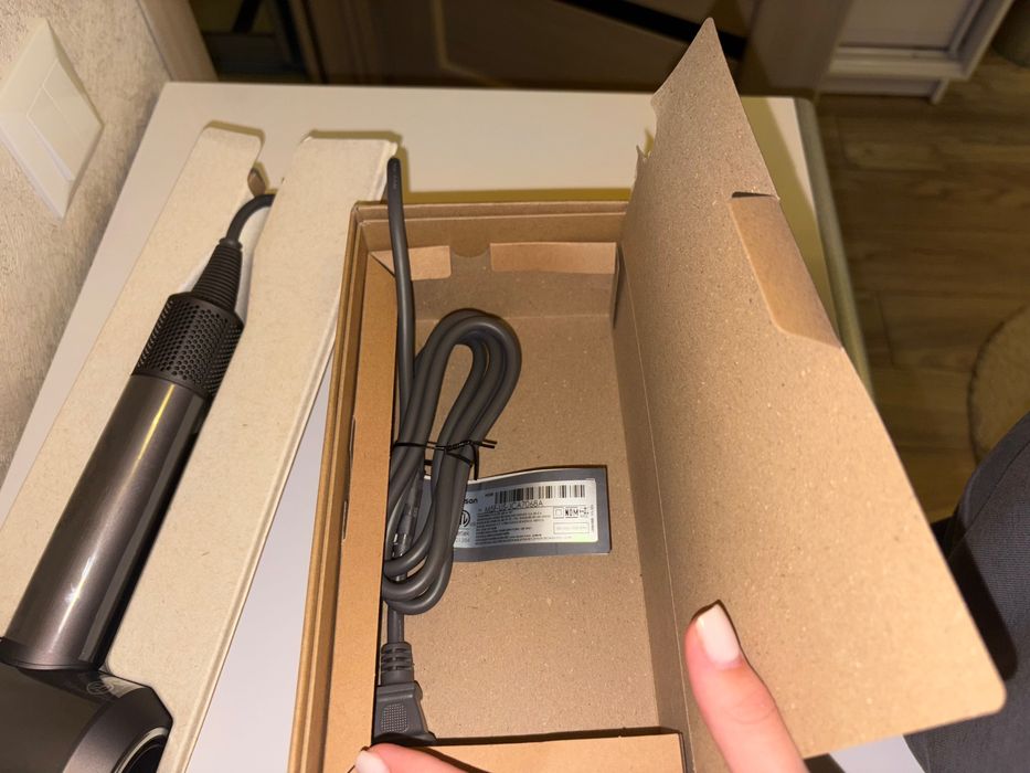 Продам фен Dyson Supersonic
Колір: Fuchsia / Iron