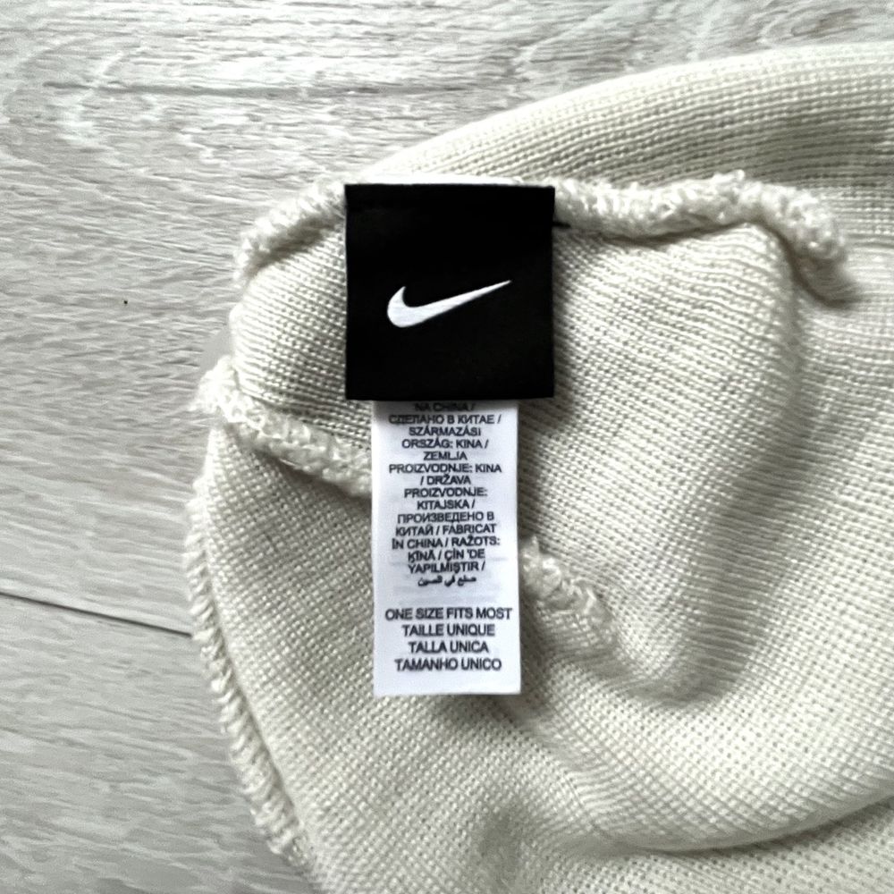 Zimowa czapka nike beanie biala white kremowa swoosh logo