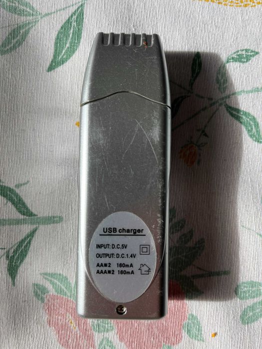 Ładowarka USB do 2 baterii paluszków AA i AAA