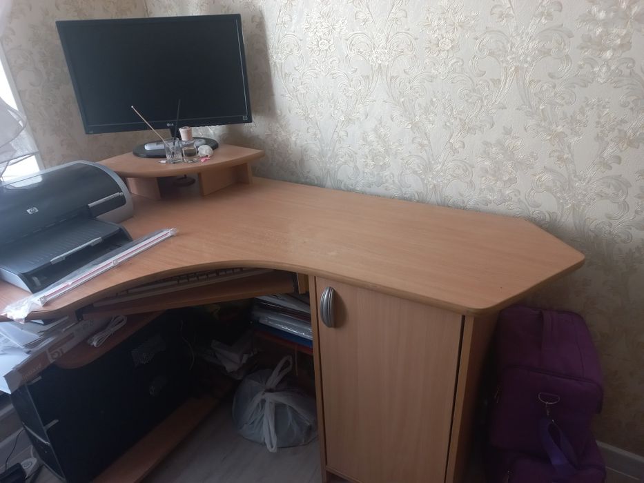 Стіл комп'ютерний