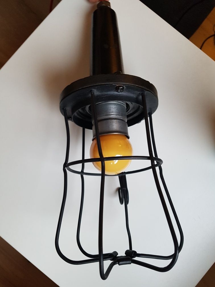 Stara lampa warsztatowa, samochodwa loft industrialna, przewód w oploc