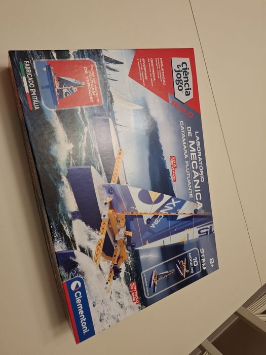 Catamarã flutuante ciência e jogo