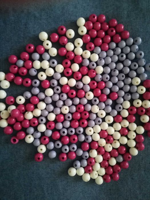 Missangas de várias cores e tamanhos