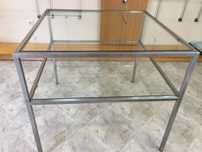 Mesa de exposição de vestuário