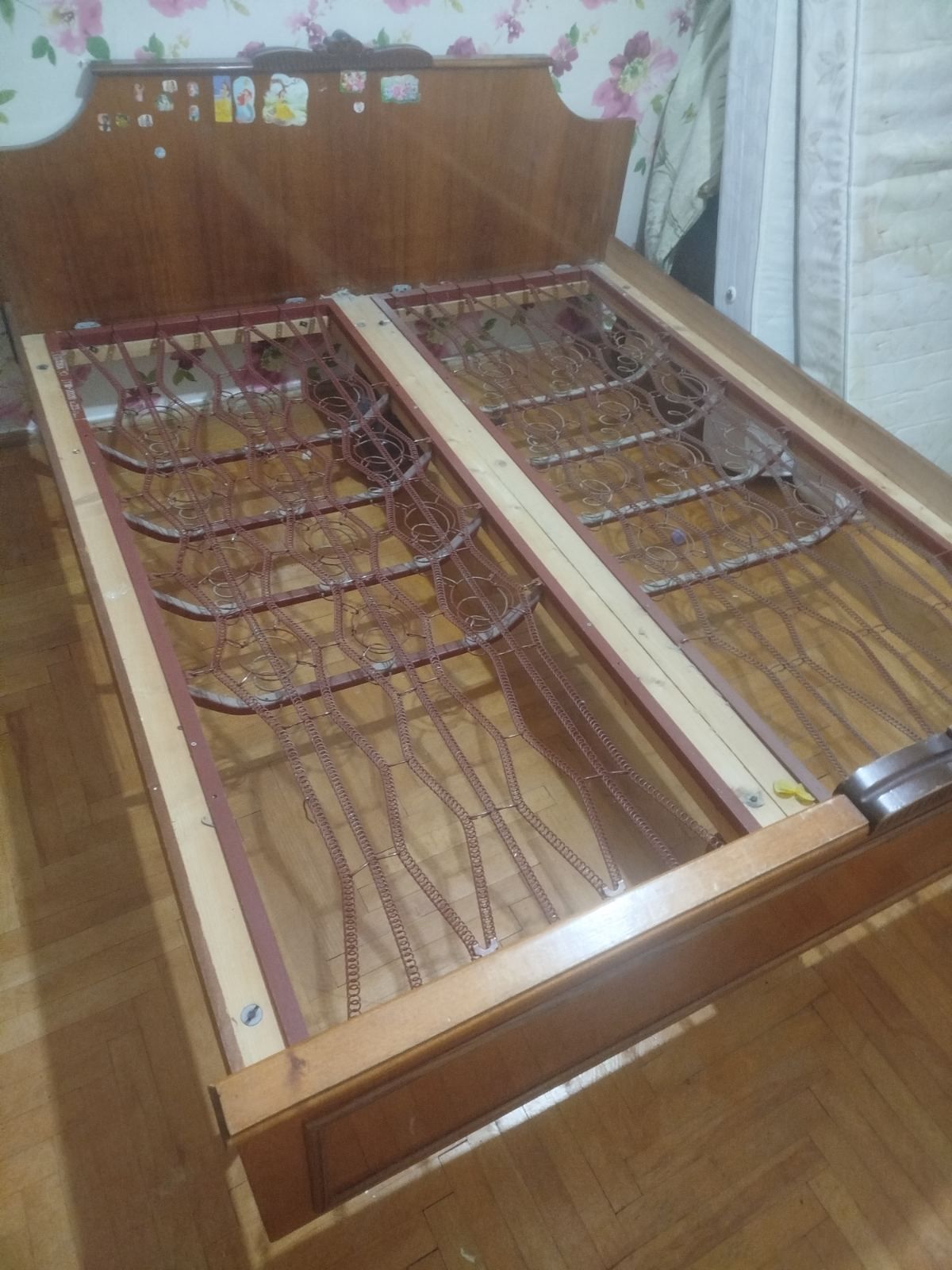 Продається дерев'яне ліжко з матрацом.
