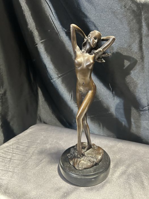 Akt Kobiety w Wyrafinowanej Pozycji brąz