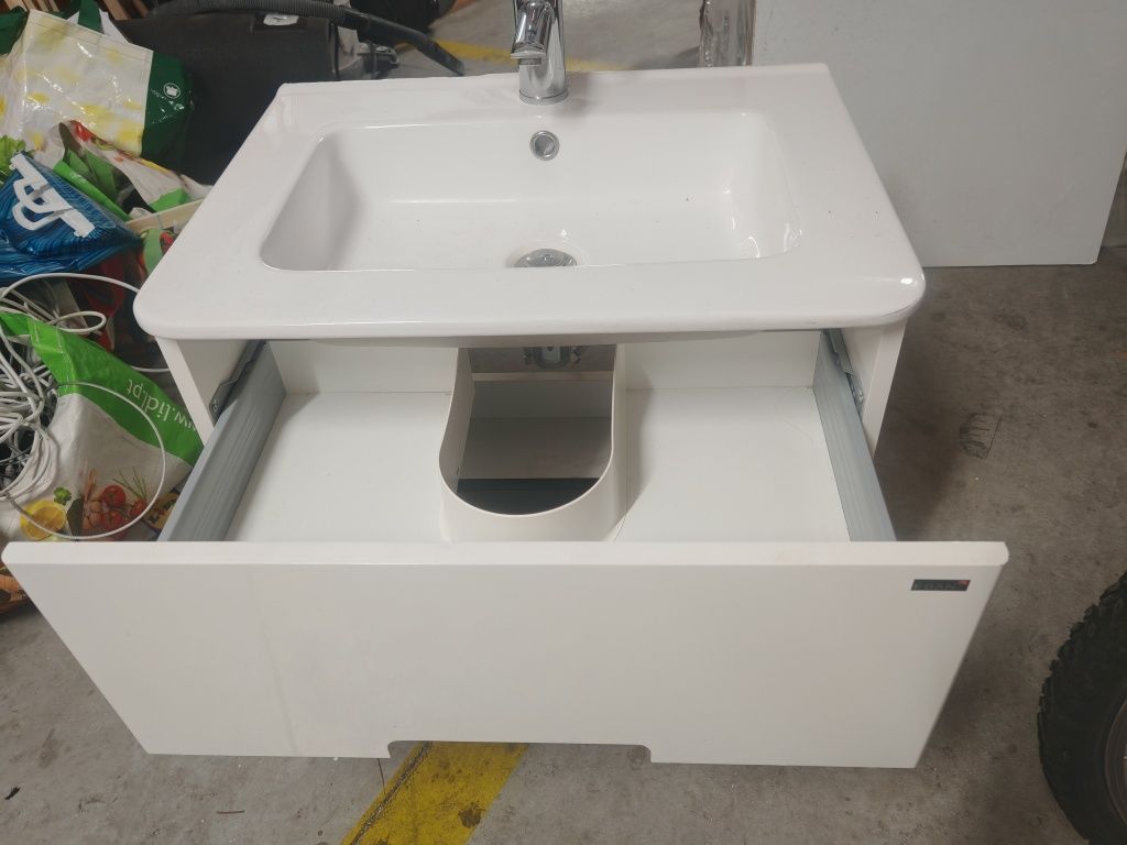Lavatório de casa de banho com móvel de com gavetas + espelho