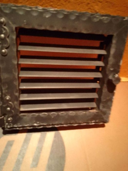 dwa metalowe wywietrzniki do kominka