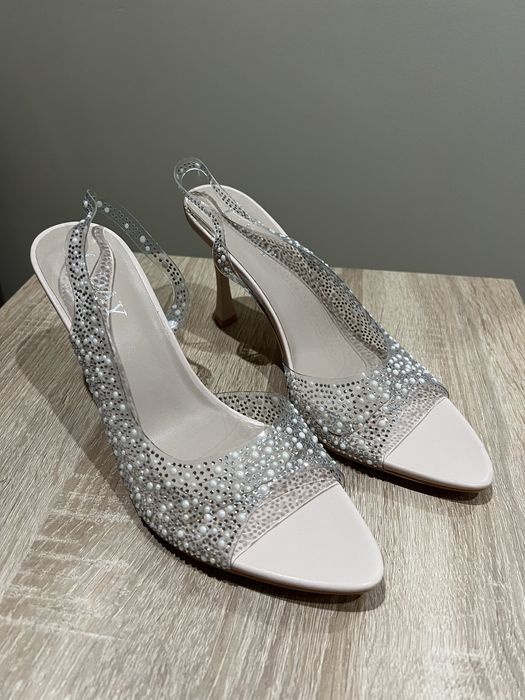 Blyszczace buty na obcasie