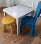 Stolik biały Ikea Lack plus krzesełka Mammut Ikea