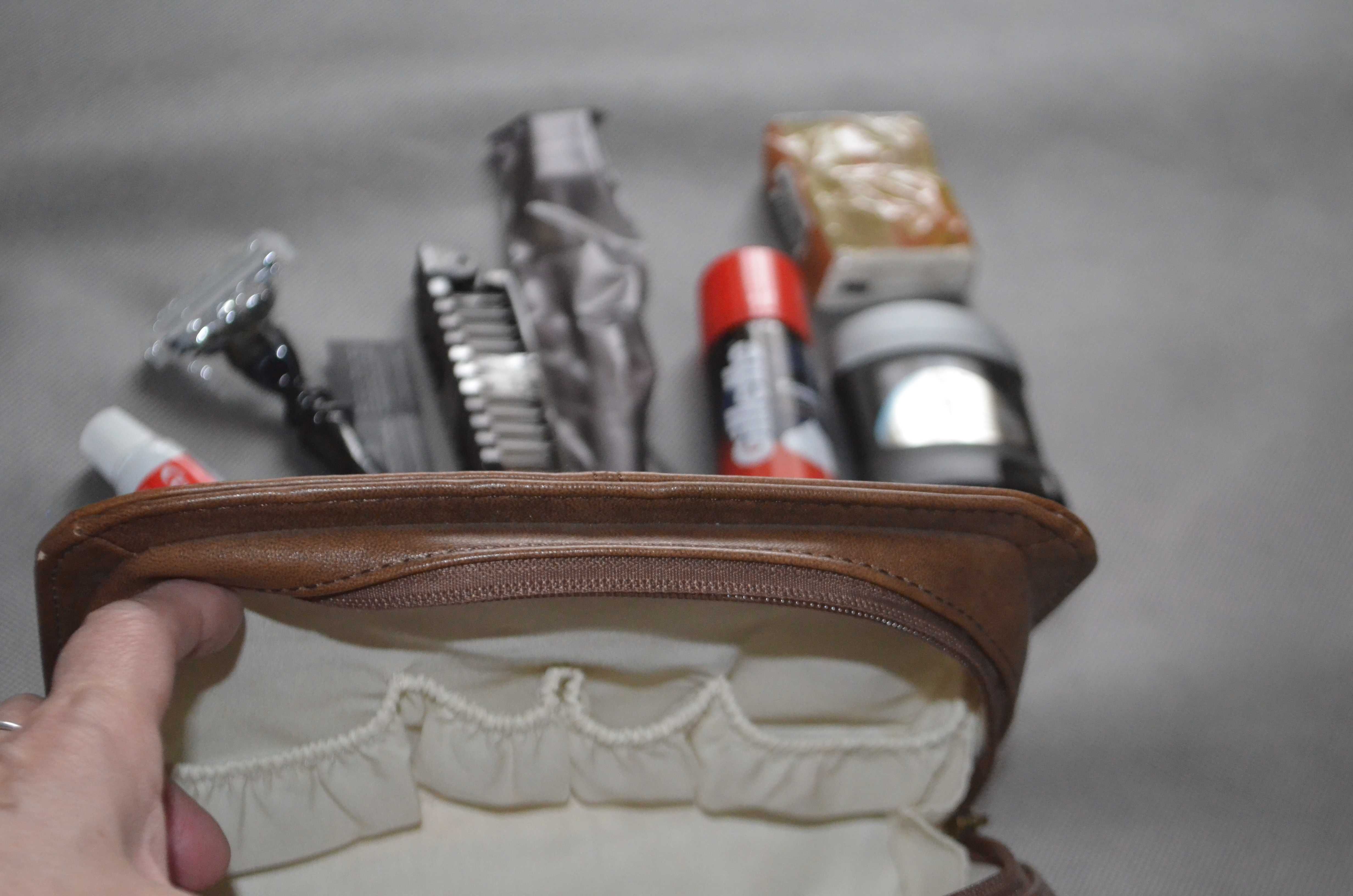 kosmetyczka męska z wyposażeniem kosmetyki zestaw podróżny Emirates