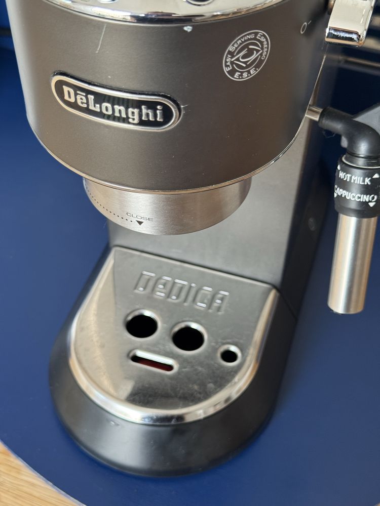 Ekspres kolbowy ciśnieniowy DeLonghi Dedica Style EC685.BK