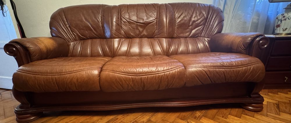 Sofá cama em pele e mogno