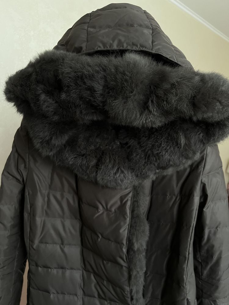 Зимове пальто жіноче зі зʼємним хутряним капюшоном