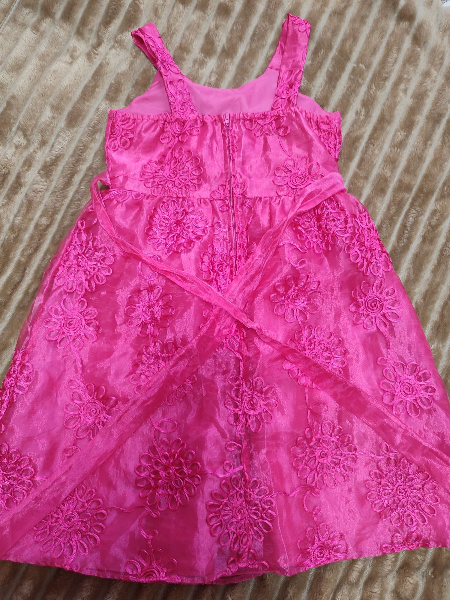 Яскраво малинова сукня для дівчинки