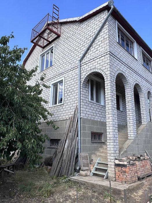 Продаю капитальный дом в три уровня в СК Озерное