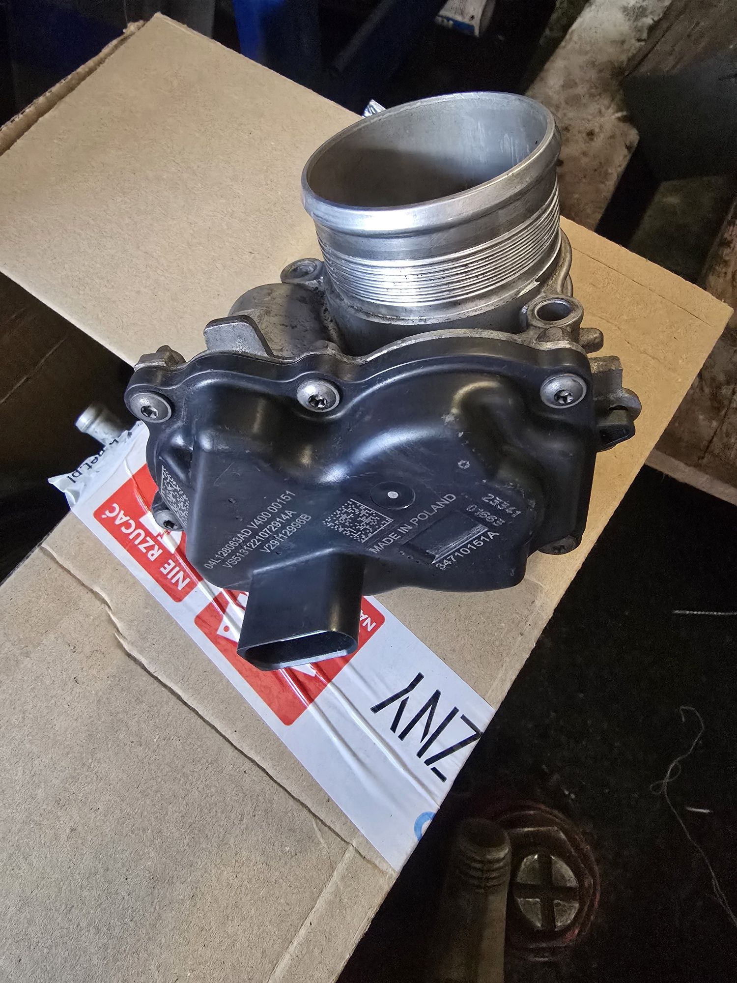 Przepustnica powietrza MAN TGE VW CRAFTER 2.0 TDI 04L128063AD