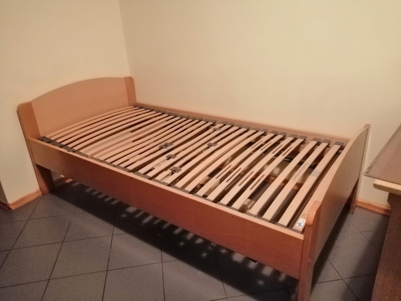 Łóżko drewniane 1 sztuke