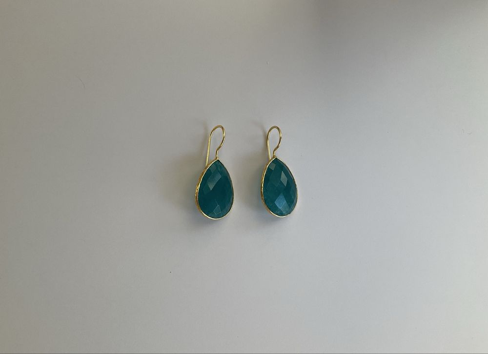 Brincos dourados com pedra azul