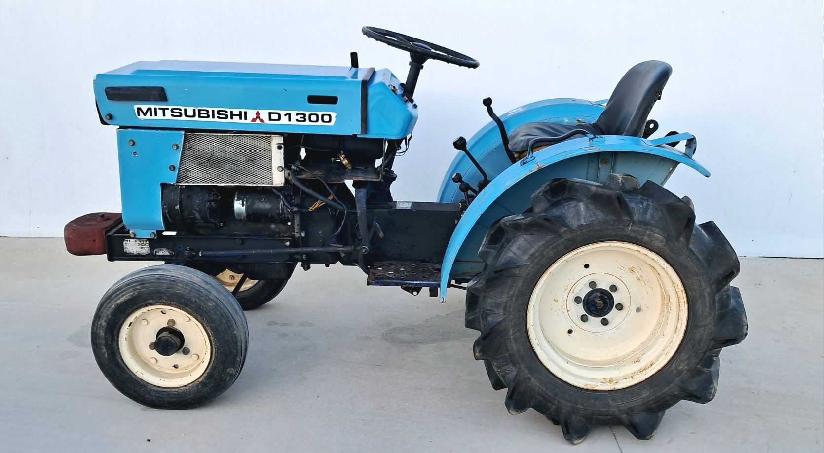 Trator Mitsubishi D1300 c/reboque 4x2