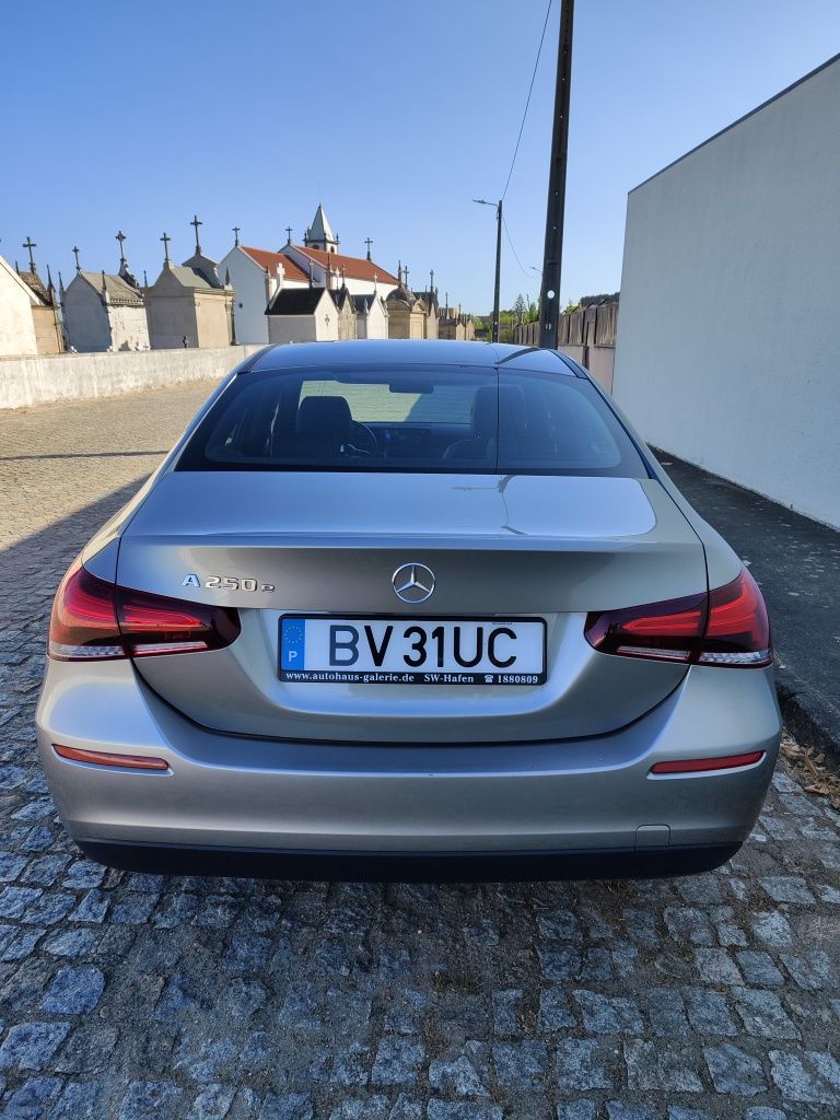 Mercedes-Benz A250e 8G-DCT Style