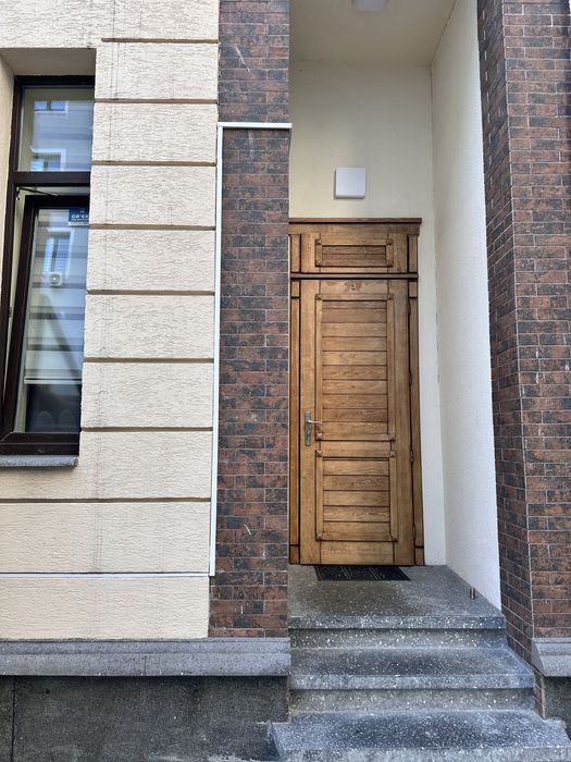 Продається двох кімнатна+ кухня студія+ підвал з Сауною і кімнатою