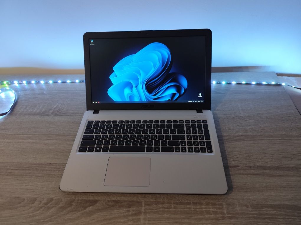 Ноутбук Asus в ідеальному стані з хорошими характеристиками!
