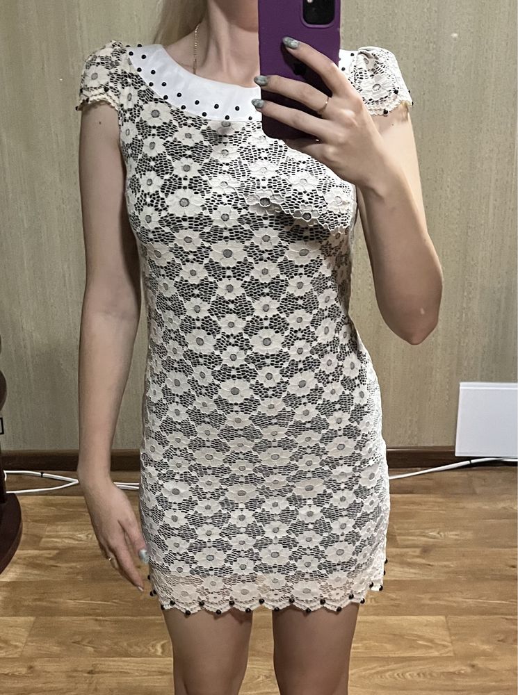 Платье с кружевом