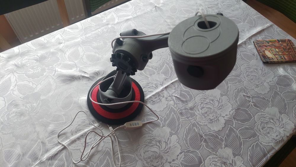 Lampa na biurko silnik tłoki korbowod led