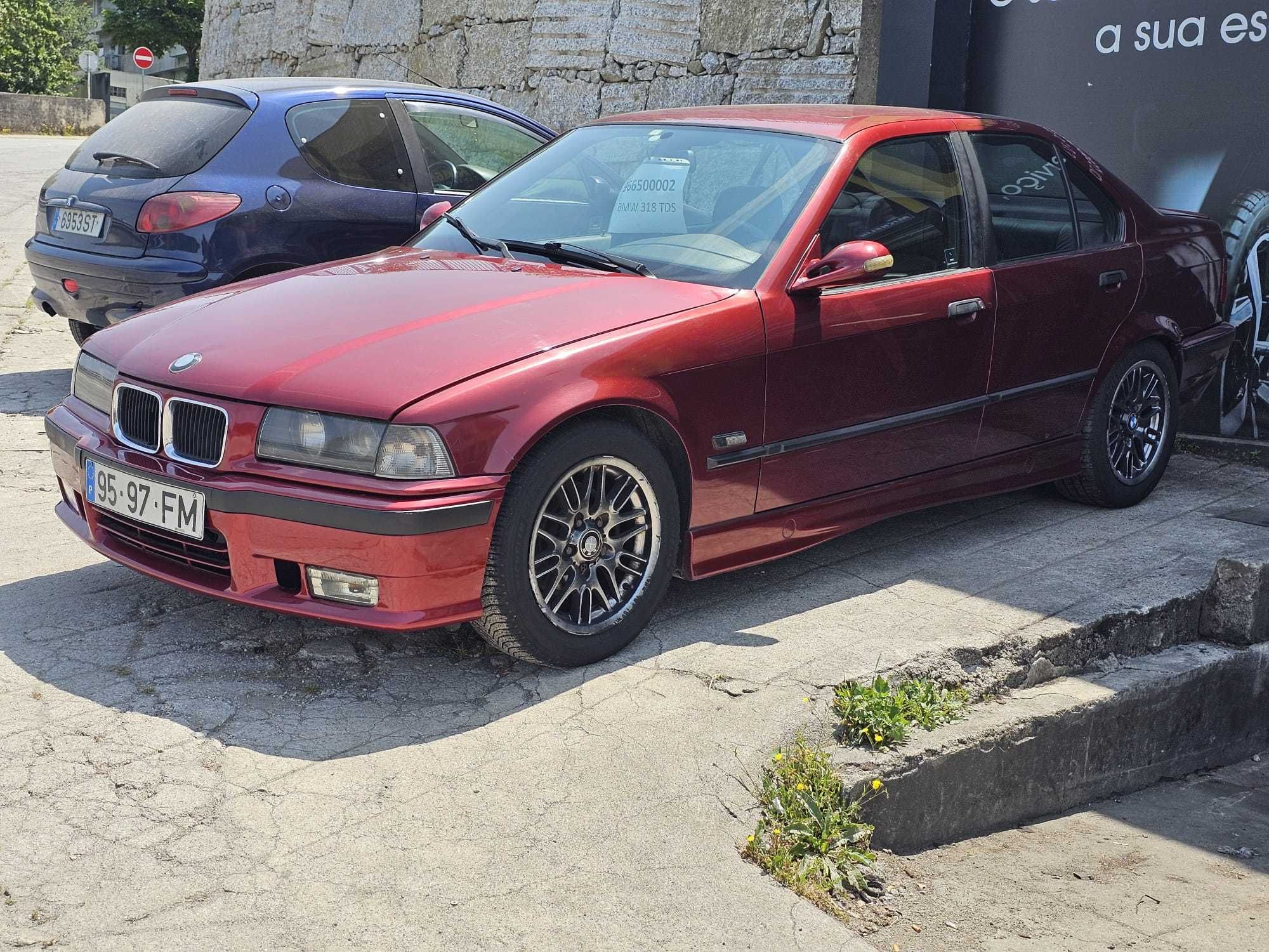 BMW 318 TDS bordô
