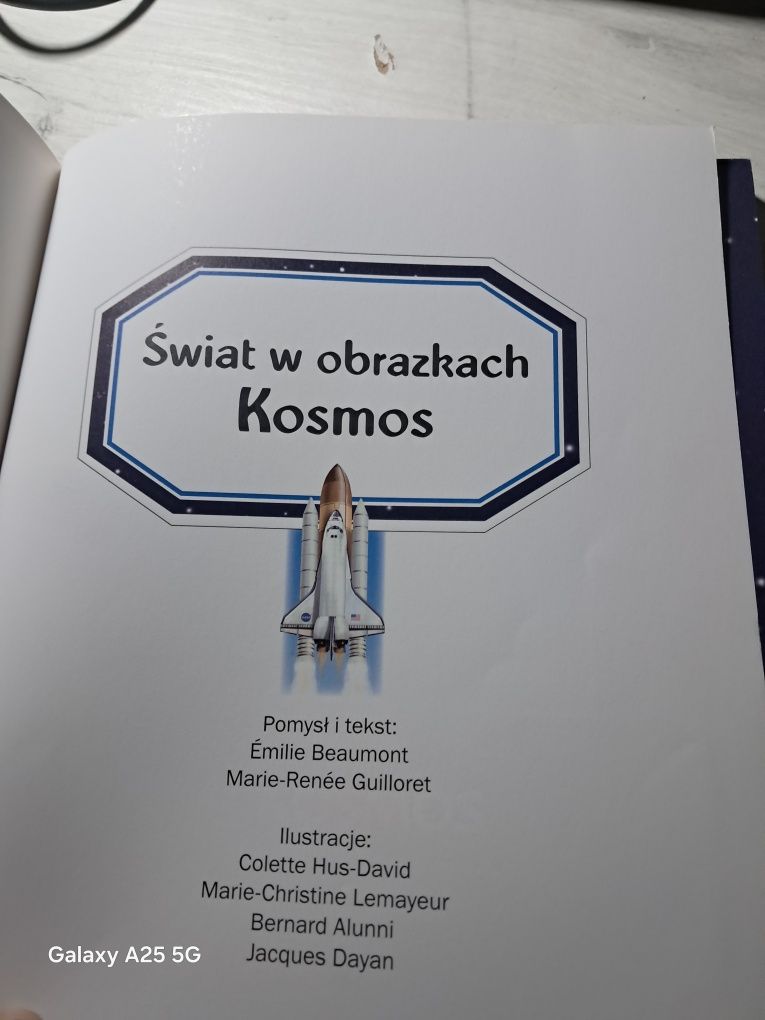 Książka ,,Kosmos" z serii ,,Świat w obrazkach"