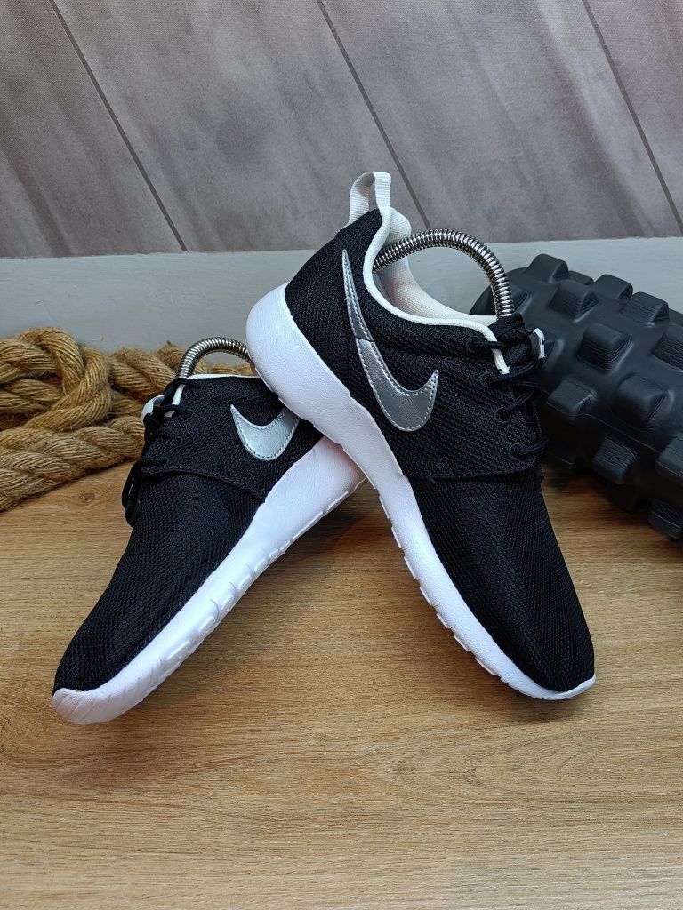 Czarne damskie buty sportowe sneakersy Nike Roshe Run 38