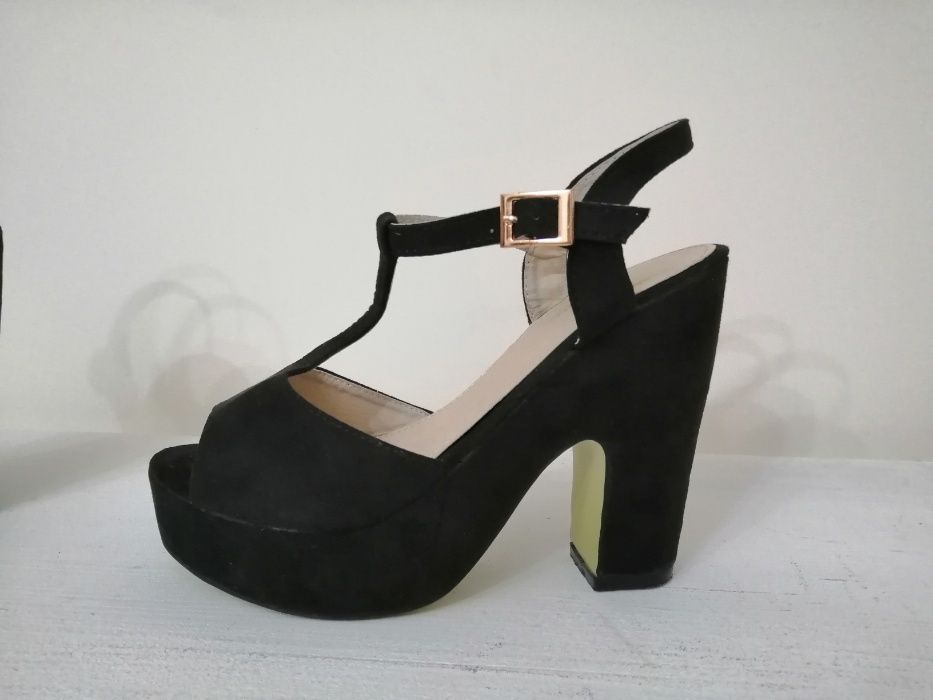 Sandálias, pouco usadas.