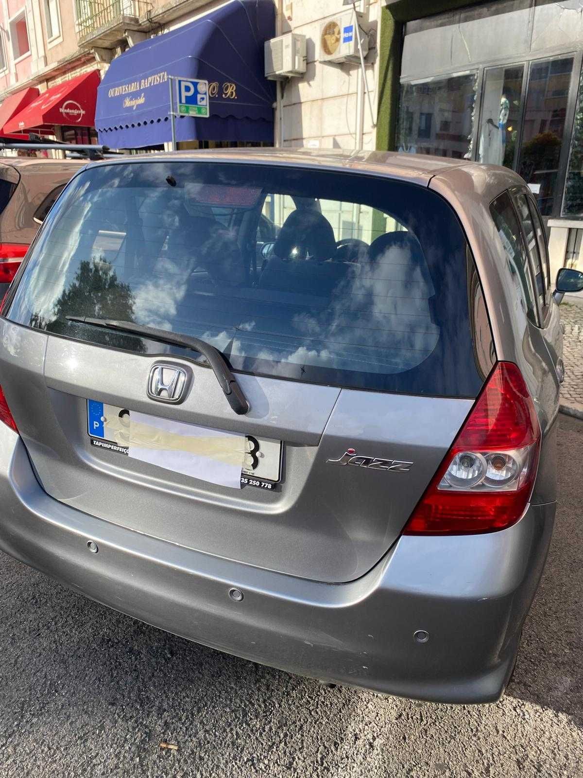 Honda Jazz de 2007 em bom estado com 104.000 km.