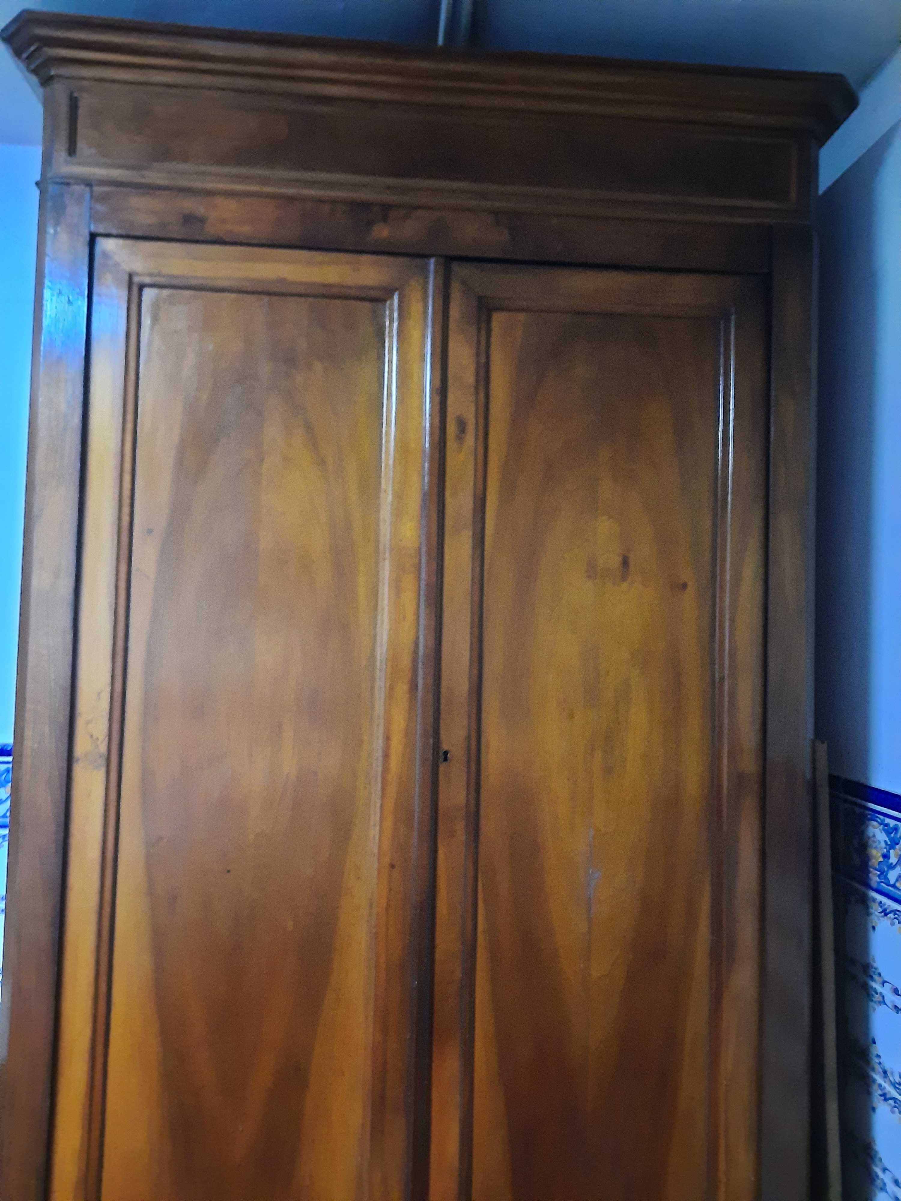 Vendo um guarda fato muito antigo