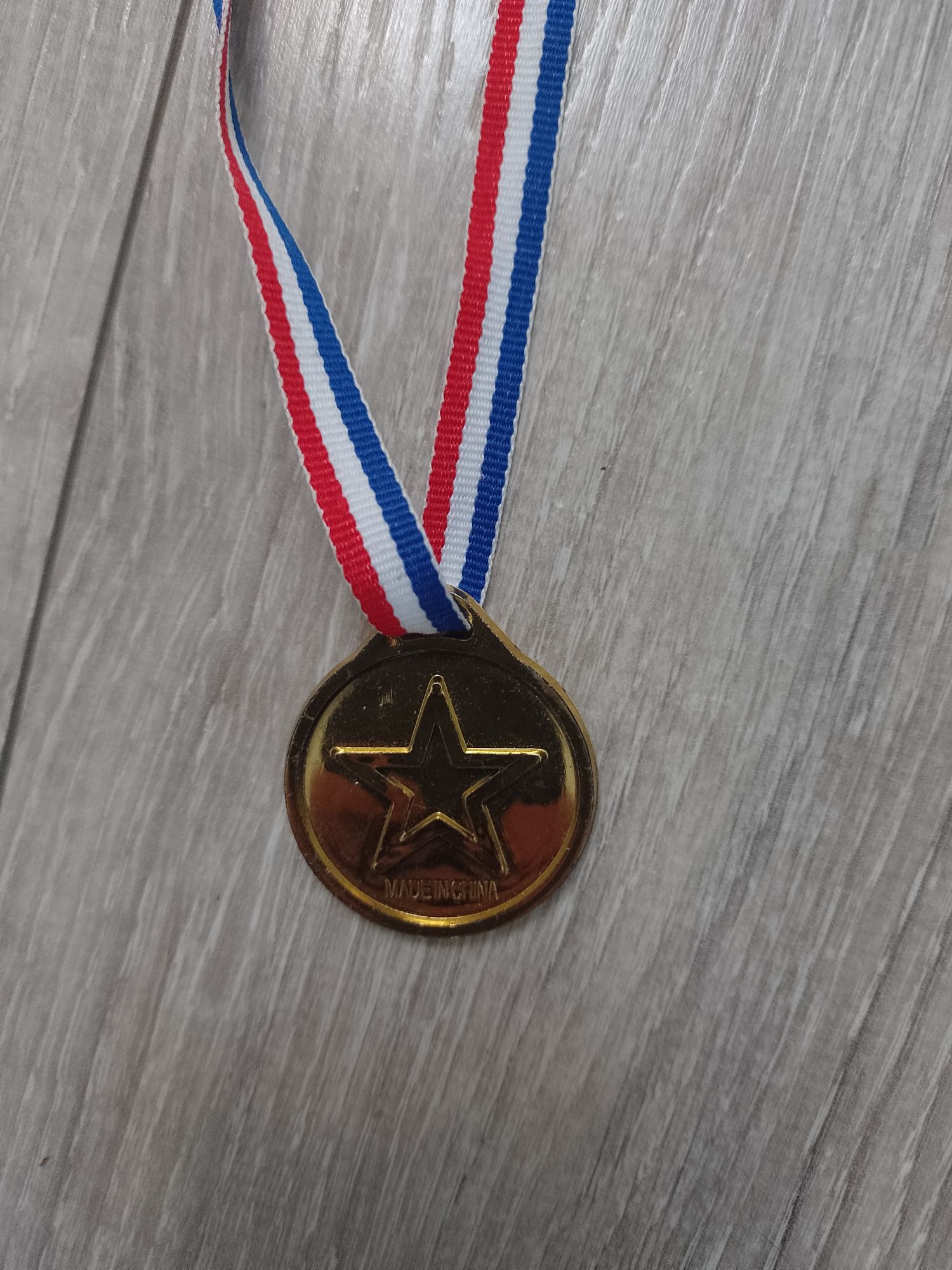 Medal plastikowy dla dzieci na tasiemce