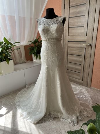 Свадебное кружевное платье со шлейфом цвета айвори размер М-Л