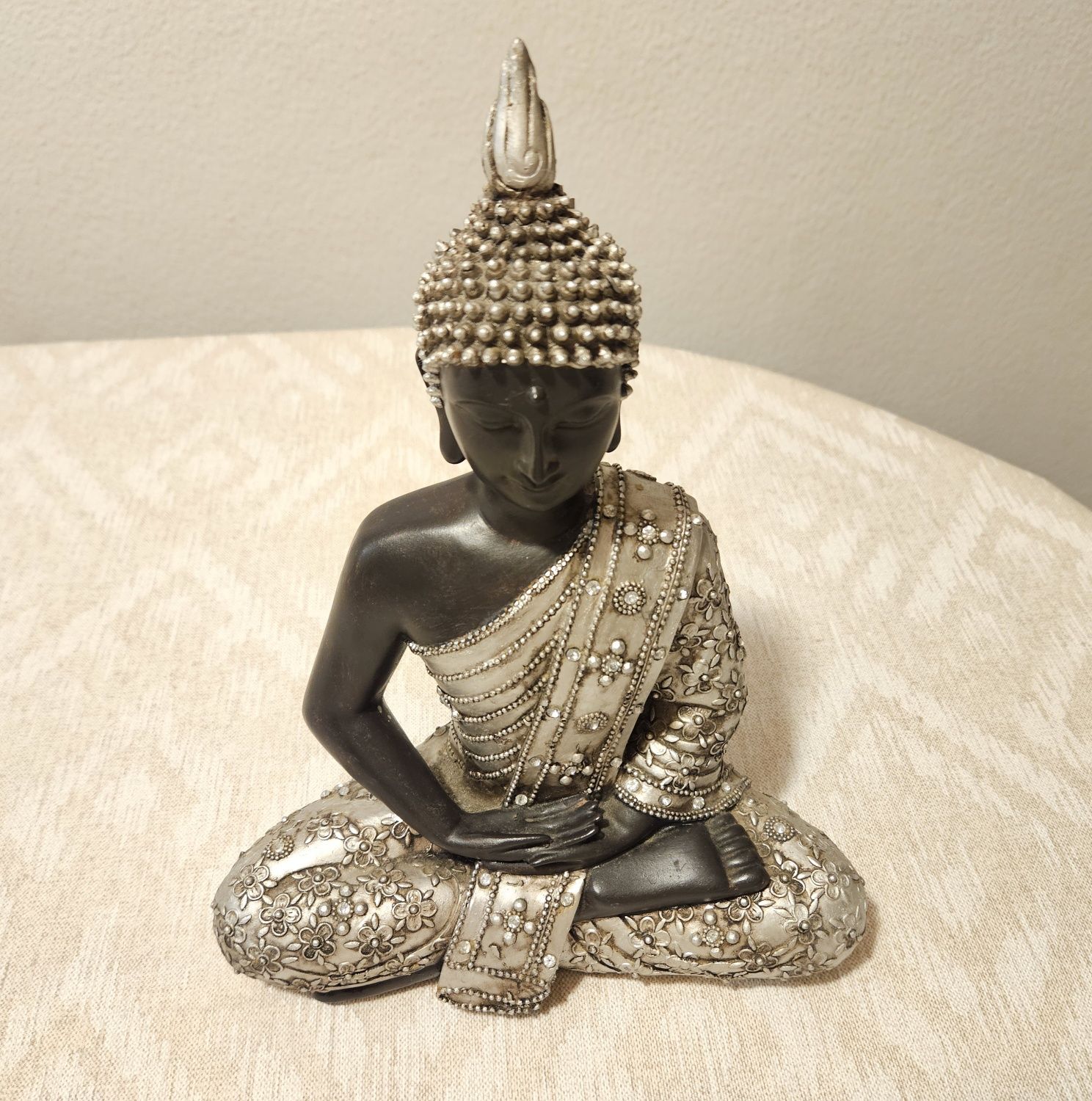 Buda preteado com brilhantes