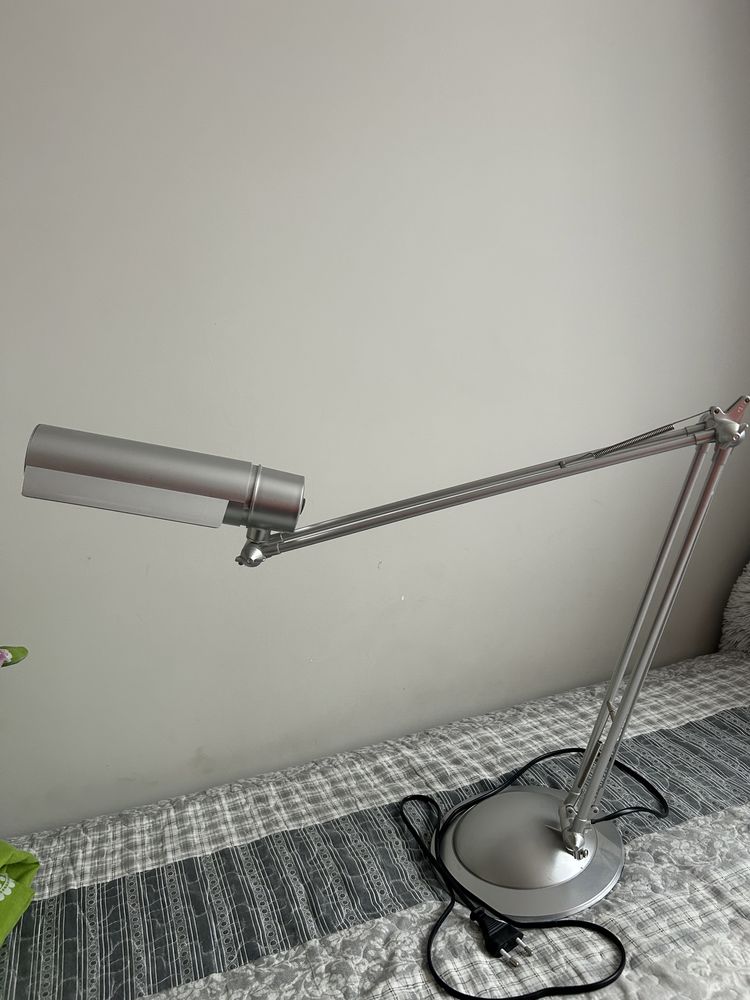 Lampa kosmetyczna na biórko srebrna rzes