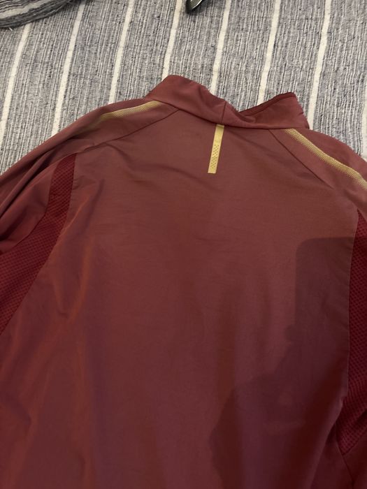 Blusa arsenal oferecida á mao por (Sal Bibbo) treinador de guardaredes