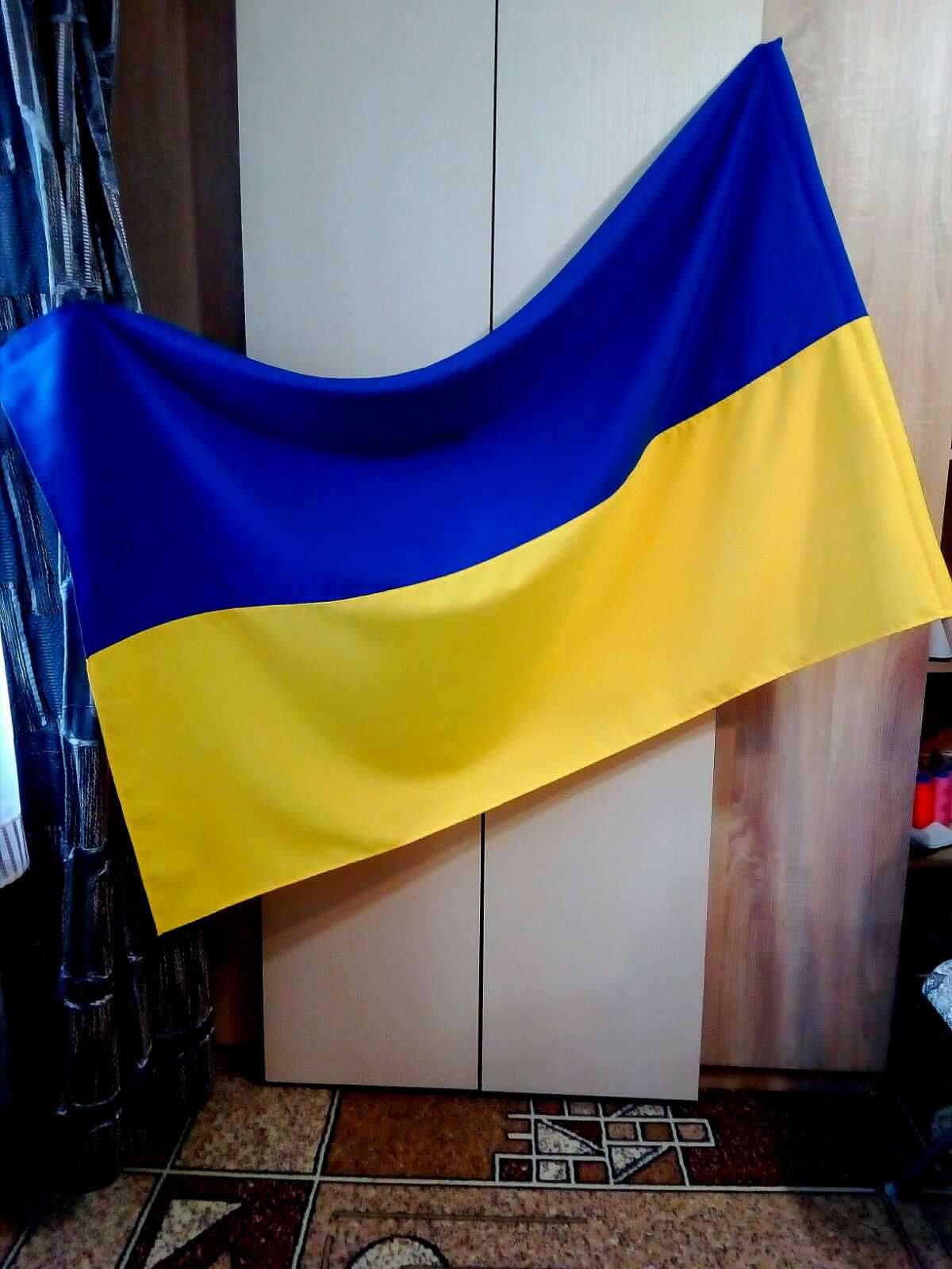 яскраві габардинові прапори України та УПА