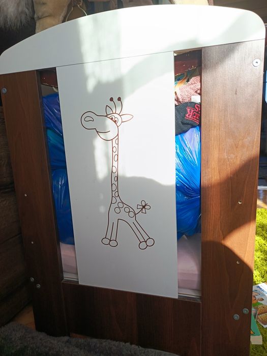 Komoda oraz łóżeczko dziecięce z motywem żyrafy