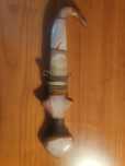 Adaga coberta de cristais