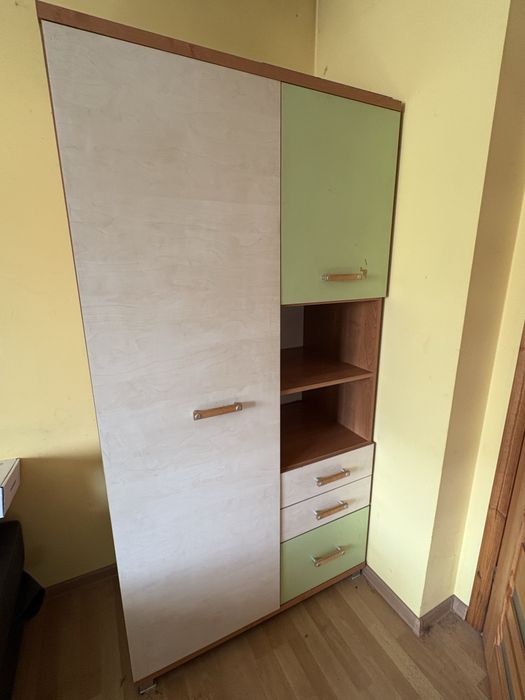 Szafa pokojowa.