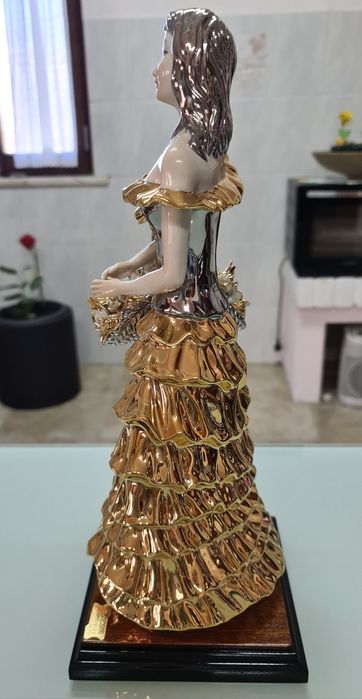Estatueta porcelana e ouro de lei figura feminina Carfilarte