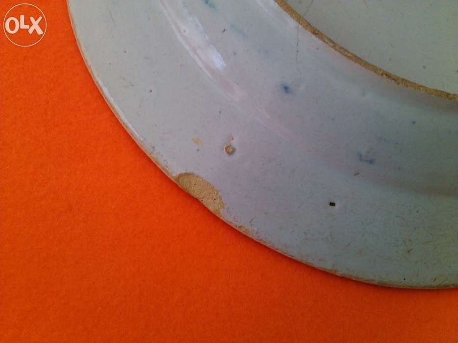 Antigo prato em faiança