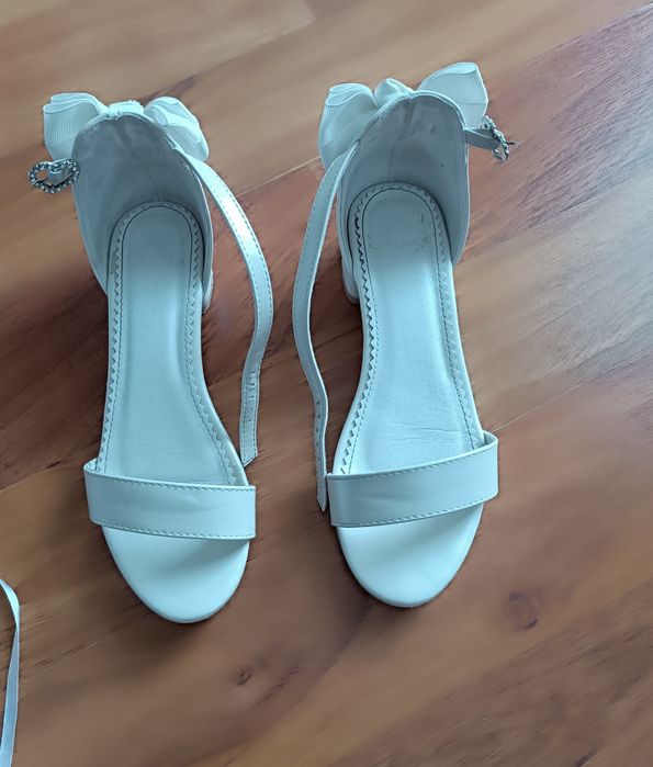 Sandałki białe r.34